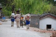 ženy odnášejí suť, Lijiang