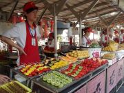 trh s jídlem na ulici Donganmen, Peking